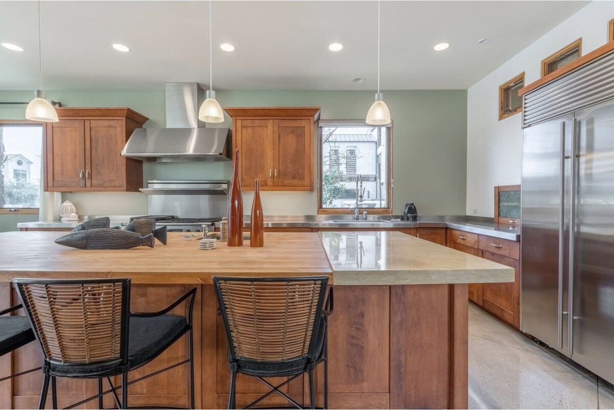 Luxury in the Heart of Coronadel Mar – Chefs Dream Location!