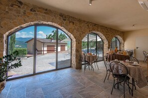 Breakfast area