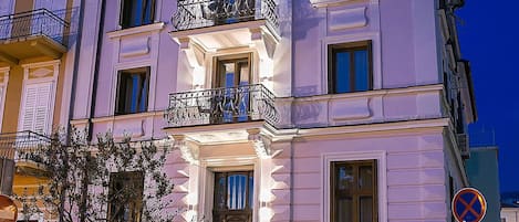 Fassade der Unterkunft â Abend/Nacht
