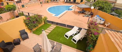 Foto piscina con terraza y jardines para vacaciones