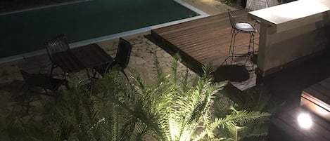 Vista noturna da piscina

