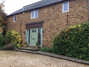 Monastery Barn: Entrance & Courtyard with parking for 5 cars
