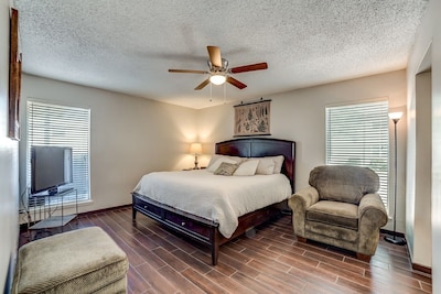 Stay in a classically designed apt near ORU, exercise trails, and restaurants!