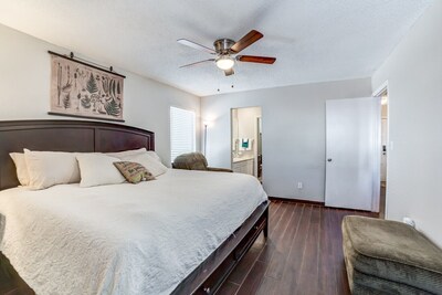 Stay in a classically designed apt near ORU, exercise trails, and restaurants!