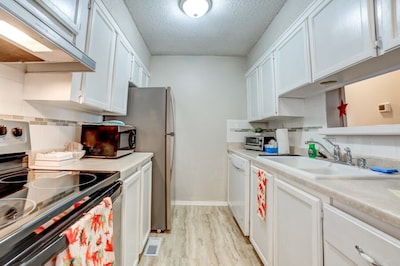 Stay in a classically designed apt near ORU, exercise trails, and restaurants!