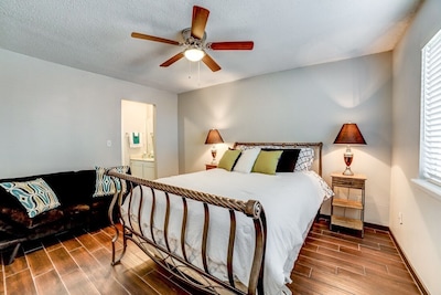 Stay in a classically designed apt near ORU, exercise trails, and restaurants!