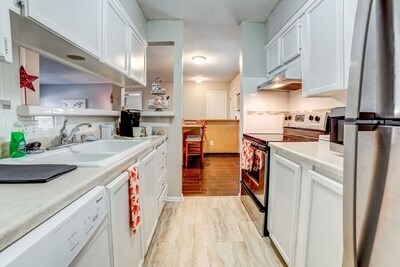 Stay in a classically designed apt near ORU, exercise trails, and restaurants!