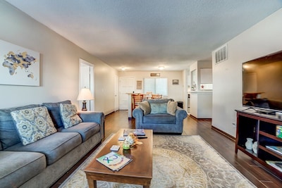 Stay in a classically designed apt near ORU, exercise trails, and restaurants!