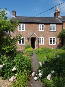 Encantadora casa de campo clasificada de grado II en un hermoso pueblo inglés por excelencia