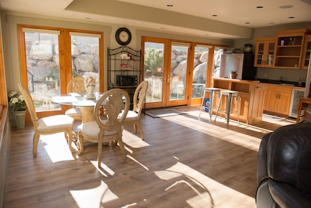Kitchenette/Dining Area