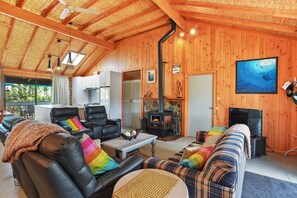 Open plan lounge/dining/kitchen area