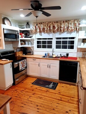 Kitchen.. fully equipped for anything COOKING!