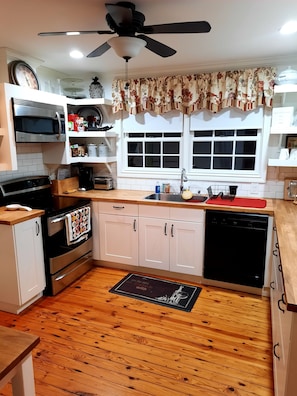 Kitchen.. fully equipped for anything COOKING!