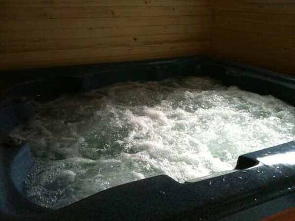 Indoor spa tub