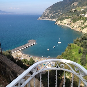 Typische Residenz mit bewohnbarer Terrasse und freiem Blick auf den Golf von Neapel und den Vesuv