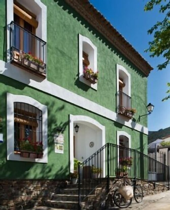 Fachada principal Miel y Romero.