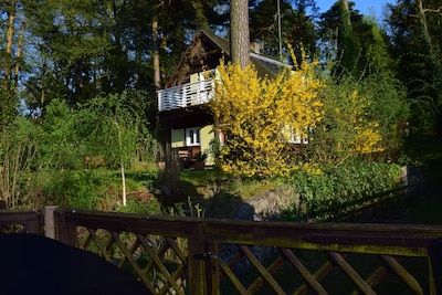 Casa romántica con vistas al lago para 4 personas. Wi-Fi gratuito. Gran jardín