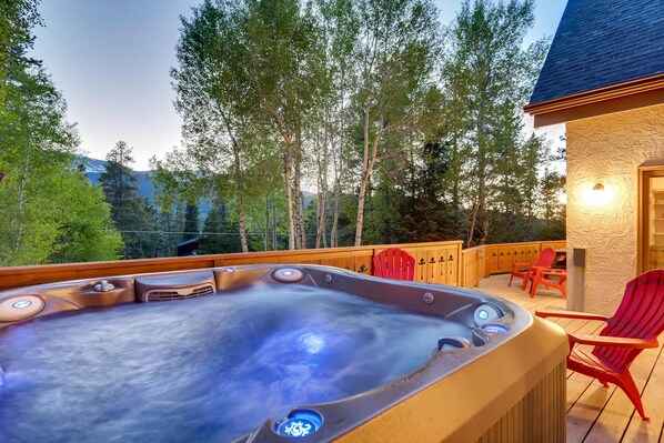 Enjoy beautiful mountain views while relaxing in the top-end Jacuzzi tub