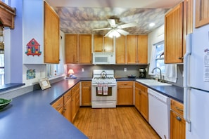 Fully equipped gourmet kitchen