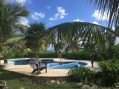 A distancia frente al mar Bungalow en Cenote!