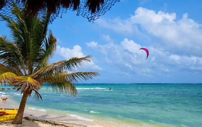 A distancia frente al mar Bungalow en Cenote!