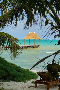 A distancia frente al mar Bungalow en Cenote!