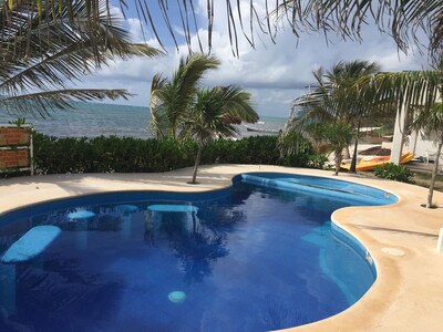 A distancia frente al mar Bungalow en Cenote!