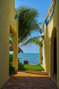 A distancia frente al mar Bungalow en Cenote!