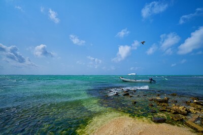 A distancia frente al mar Bungalow en Cenote!