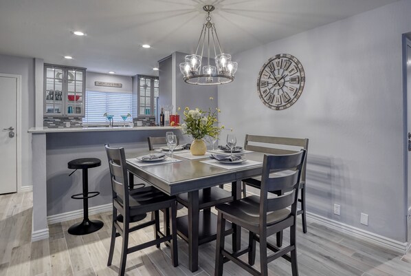 Spacious Dining area comfortably seats 6 with 3 additional stools @breakfast bar