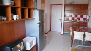 salon/chambre à coucher avec corniche (exemple de logement)