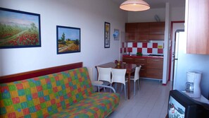 salon/chambre à coucher avec corniche (exemple de logement)
