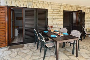 table à manger sur la terrasse