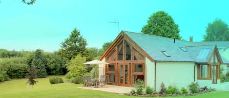 Beautiful cottage with excellent views overlooking rolling Devon countryside