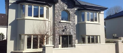 4 bed luxury detached Home in central Killarney just minutes walk to town centre