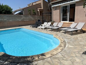 POOLSIDE