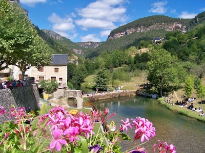 Casa junto al río, piscina y hermosas vistas a la montaña. 