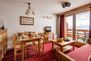 Come and stay in our cozy Studio by the pistes! (PLEASE NOTE: Views Vary).