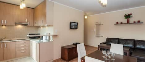 Apartment Żeromskiego 29/12 in Swinemünde, Wohnzimmer, Essbereich, Küchenzeile