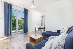 Modern and elegant living room with a nice view, exit to the balcony, coffee table and corner sofa.