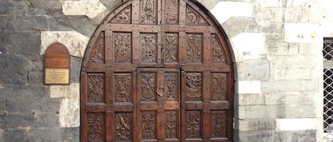 Porte de la maison des gouverneurs . Renaissance. Porte classée.