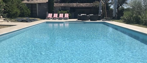 Agréable piscine de 12,50m / 6,75m
Vue exceptionnelle sur les vignes