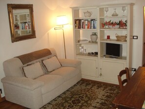 Living-Dining area! Charming, new furnishings, parquet floors, oak table !