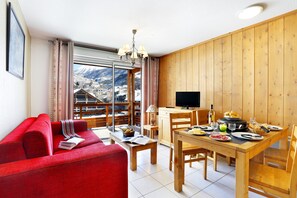 Find peace and relaxation with your close friends and family in this lovely apartment in Briançon!