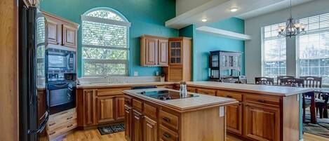 Large Fully Stocked Kitchen