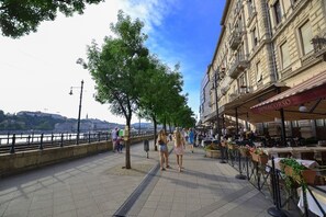 Promenade of the Danube shore, Vigado Sq.