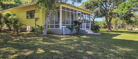 Garden surrounding Buttercup Family cottage