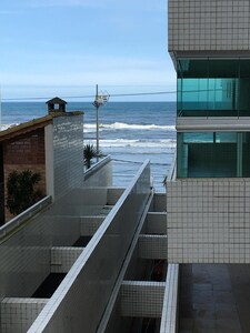 Aconchegante apartamento em edifício em frente ao mar com Wi - Fi
