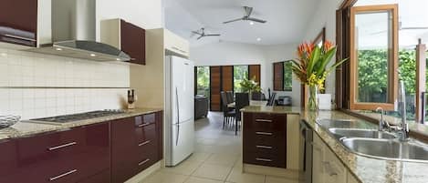 Luxury Accommodation Footsteps to Four Mile Port Douglas (10)