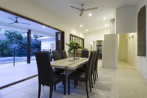 Luxury Accommodation Footsteps to Four Mile Port Douglas (5)